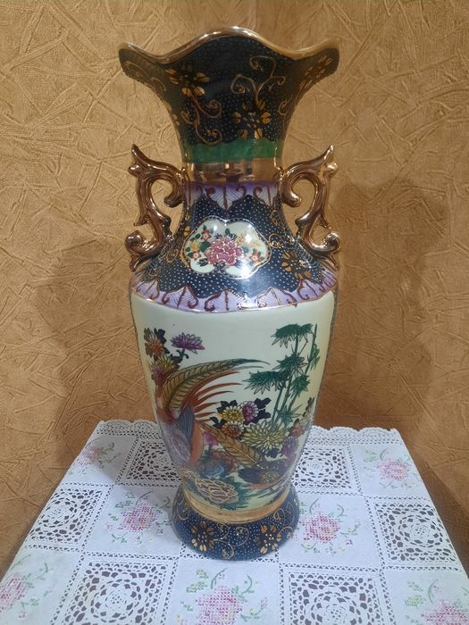 Очень красивая, роскошная фарфоровая, китайская ваза, декорирована ажу