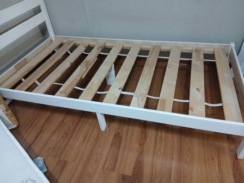 Продам подростковый кррвать с матрасом
