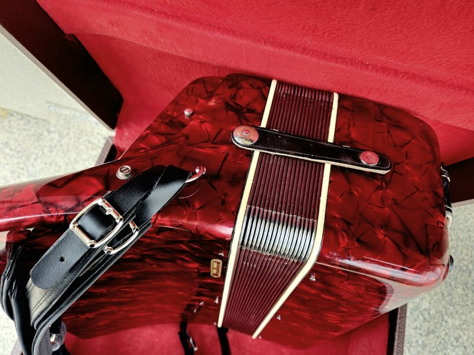 Vând acordeon Parrot cu 96 de basi