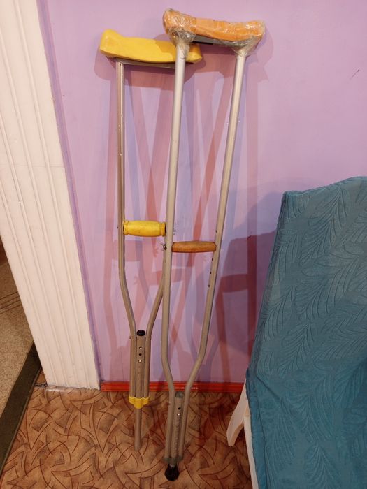 В продаже ( костыли ) .