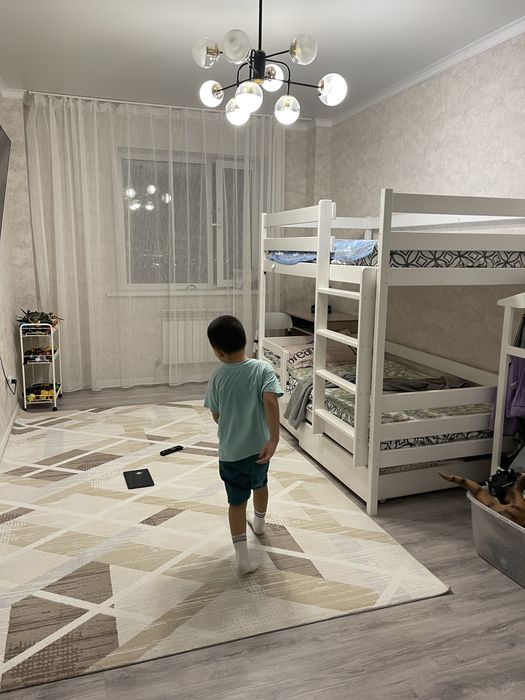 Продам двух ярусную кровать дерево