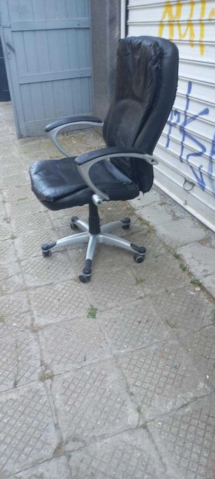 Продавам Офис стол и Плетен стол