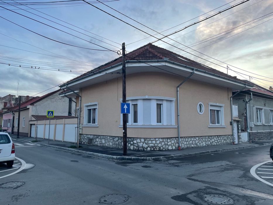Vand casa centrala Oradea cu 5 cam. si garaj 2 auto