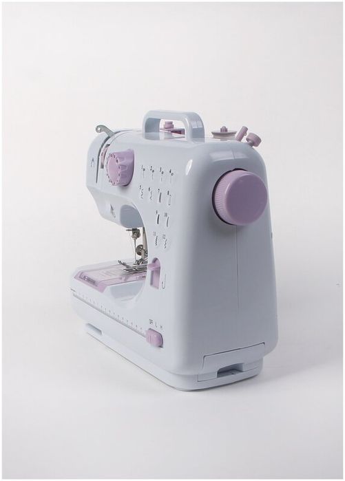 Швейная машинка / Электропитание 220 В / 4 батарейки АА