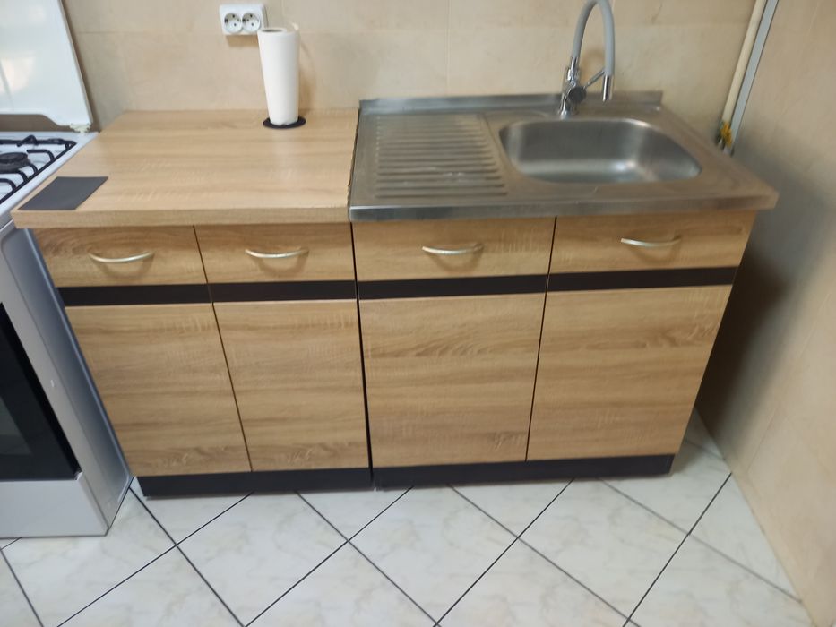 Închiriez apartament  2 camere.
