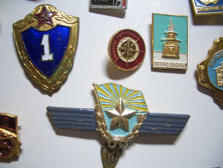 Два набора из бумажных денег и значков