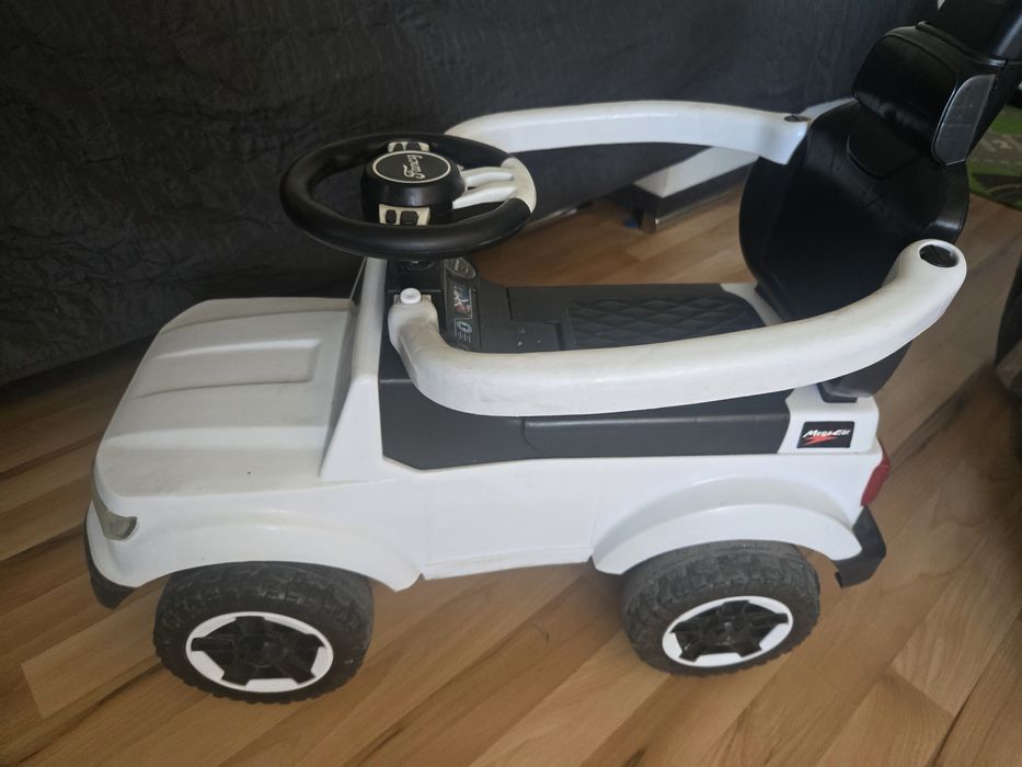 Детска кола бяла