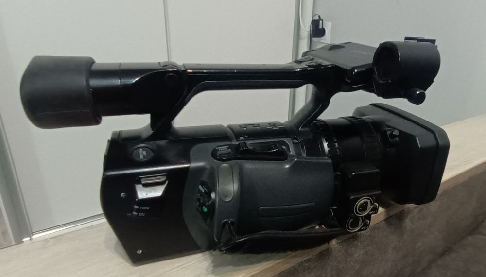 Продаю видеокамеру SONY HDV Z-1E