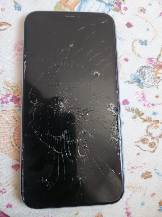 Iphone 11 original liber de rețea, display-ul și spatele crepat, nu are parole, sau icolud