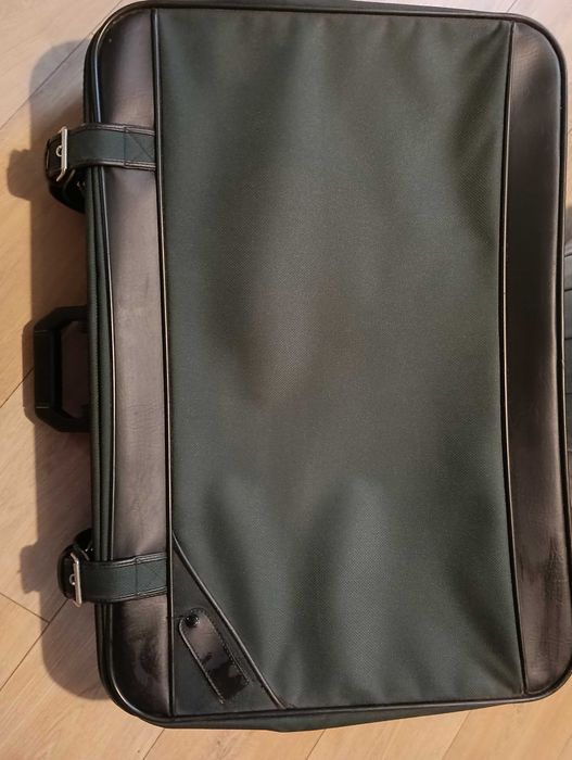 Голям куфар с колела 10 евро  Размери: 72/48/27