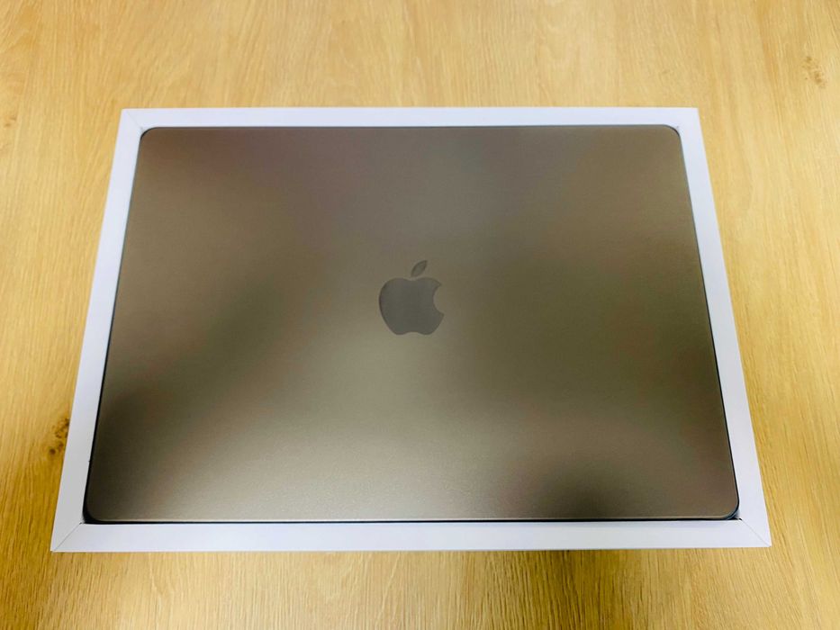 ЧИСТО НОВ !!! Apple MacBook Air 15", M4, 16GB RAM, 512GB, Starlight