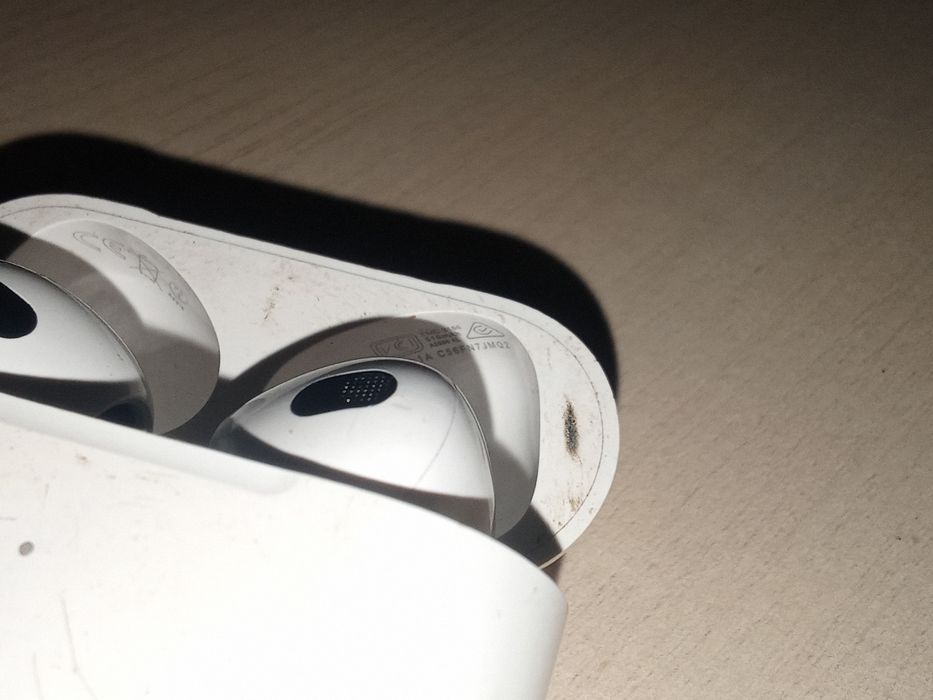 airpods 3 Б/У Оригинал с мелким дефектом