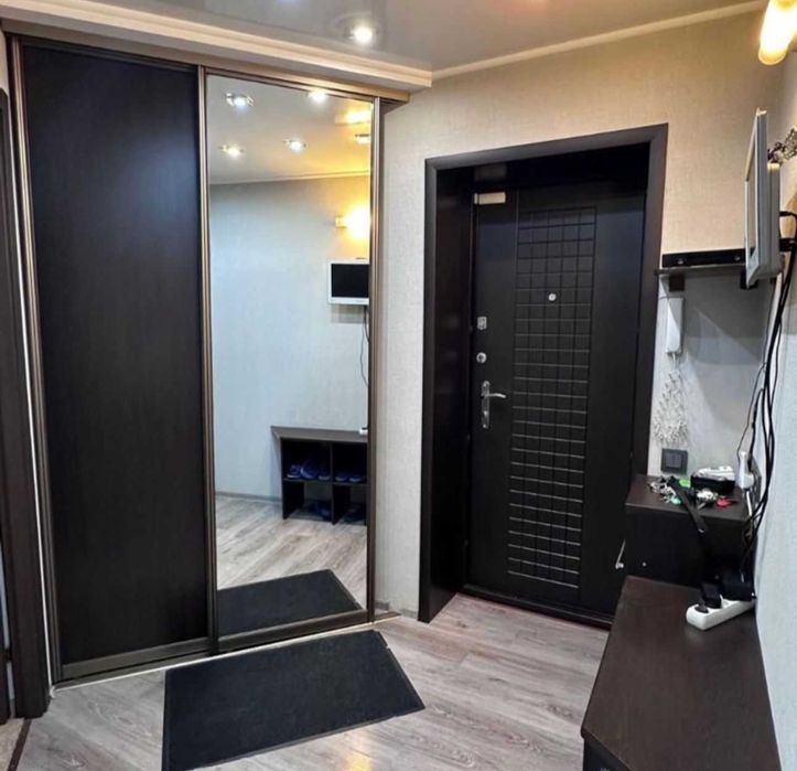 Cдам 1 ком . квартиру на стрелке