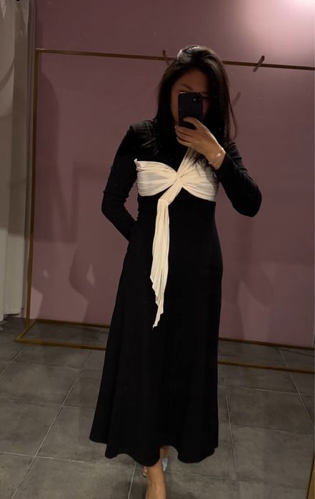 Черное платье с бежевым бантом