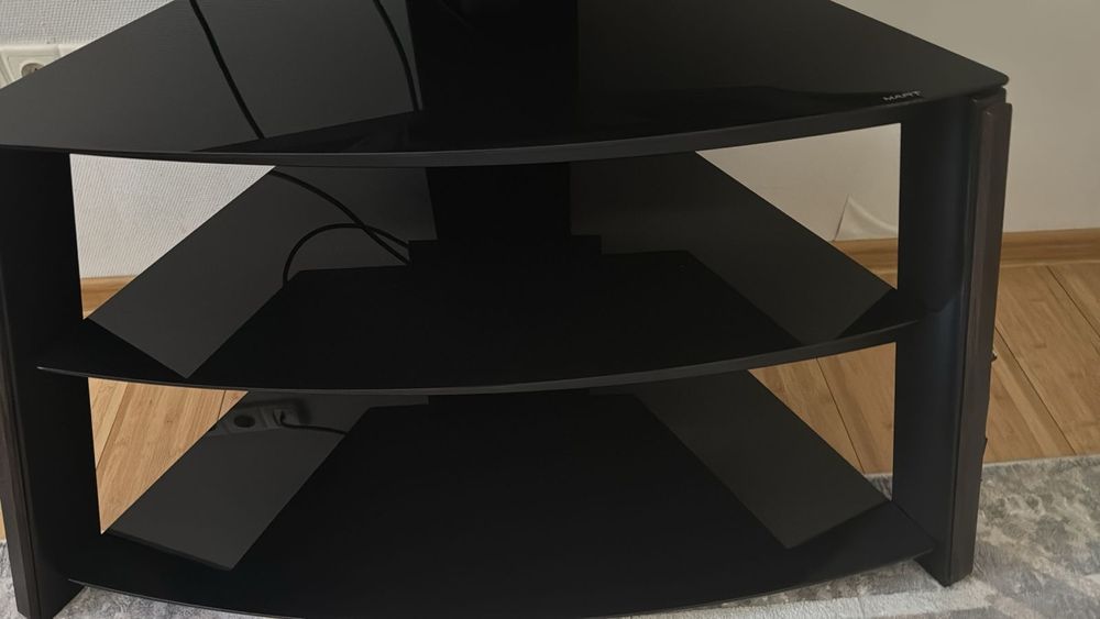 Телевизор LG с подставкой