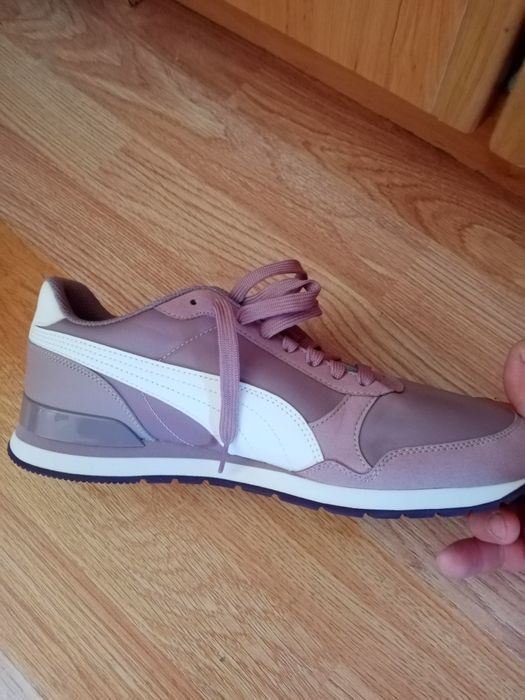 Vând adidași noi aduși de afară.