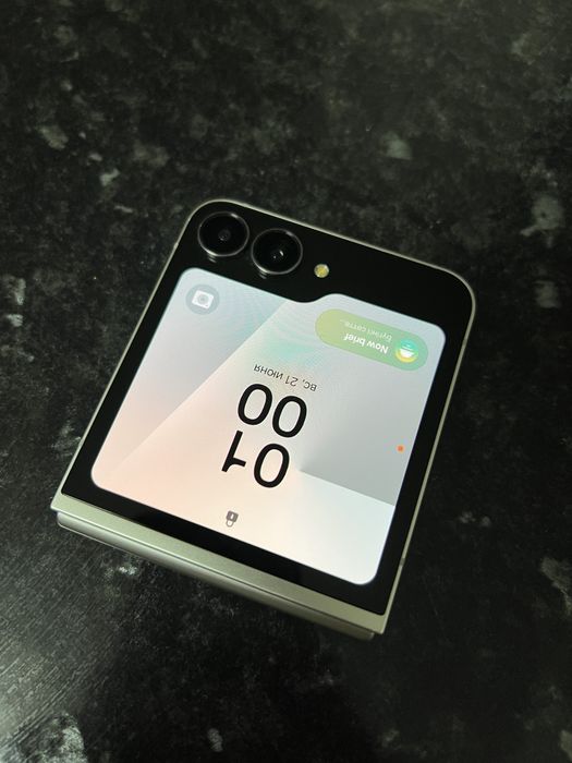 срочно продам samsung Z Flip7 FE