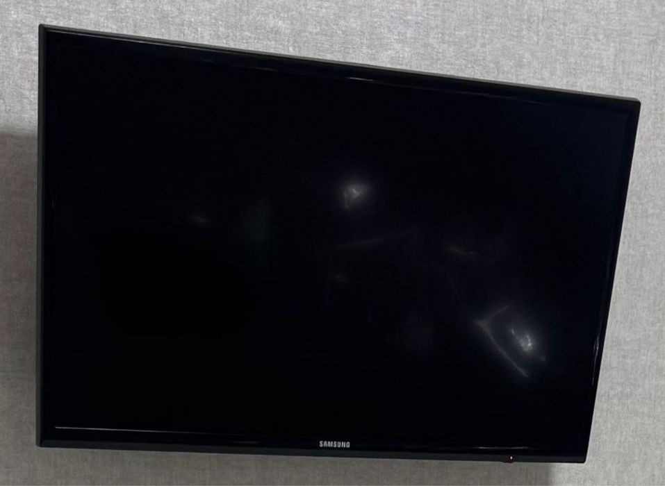 Телевизор с кронштейном