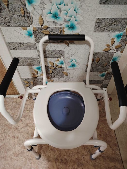 Продам кресло туалет