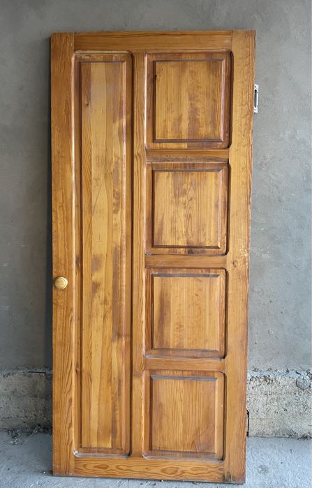 Деревянный дверь