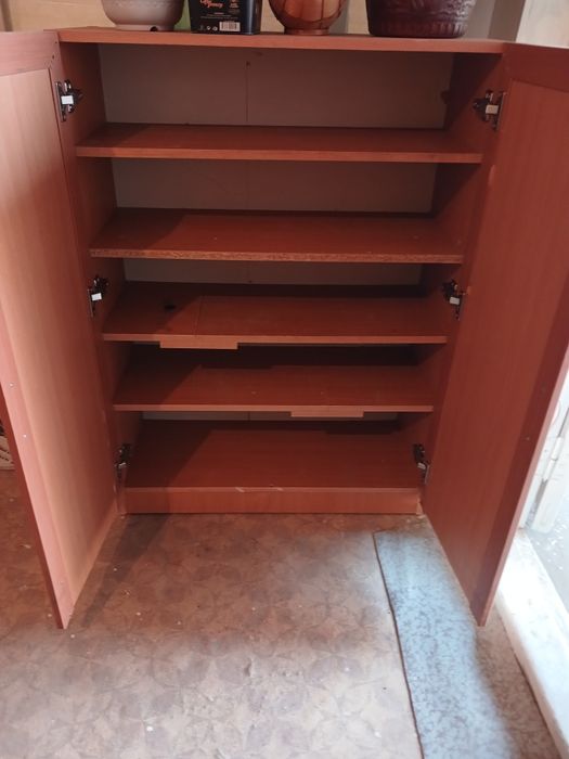 Polkali shkaf sotiladi