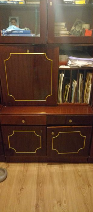 Vand biblioteca , 2 dulapuri haine si 2 canapele extensible