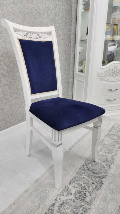 Мебель для гостинной .Стол и 12 стульев