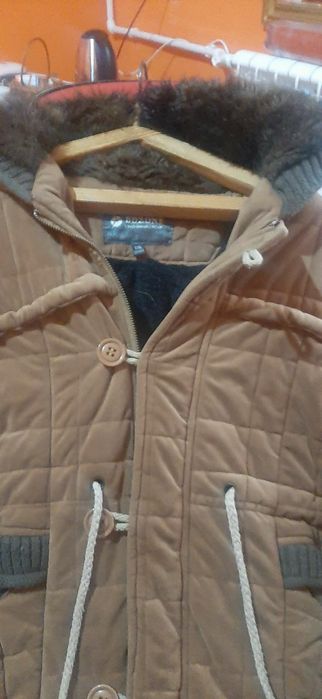 Куртка тёплая утеплённая, с меховым капюшоном.