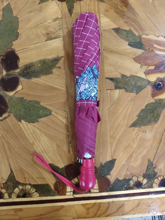 Зонт б/у , рабочий, все целое.