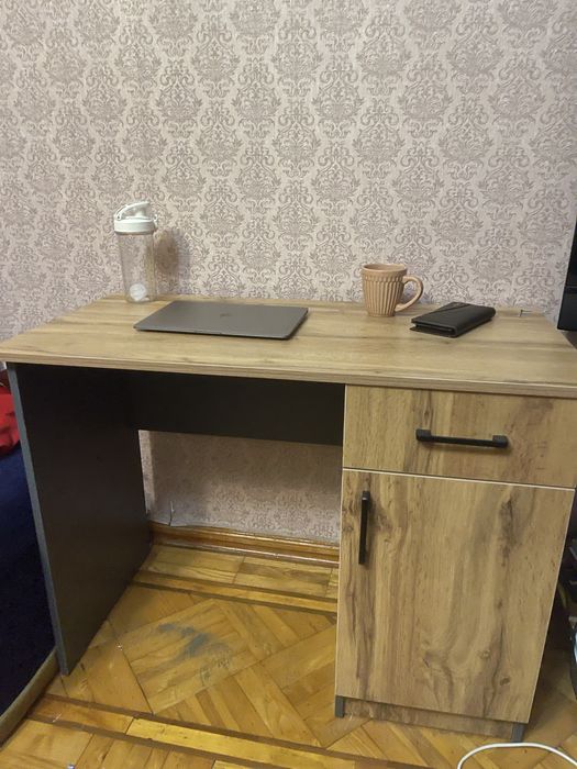 Sperma bilan qoplangan etuk ayolning yuzi fotosurati