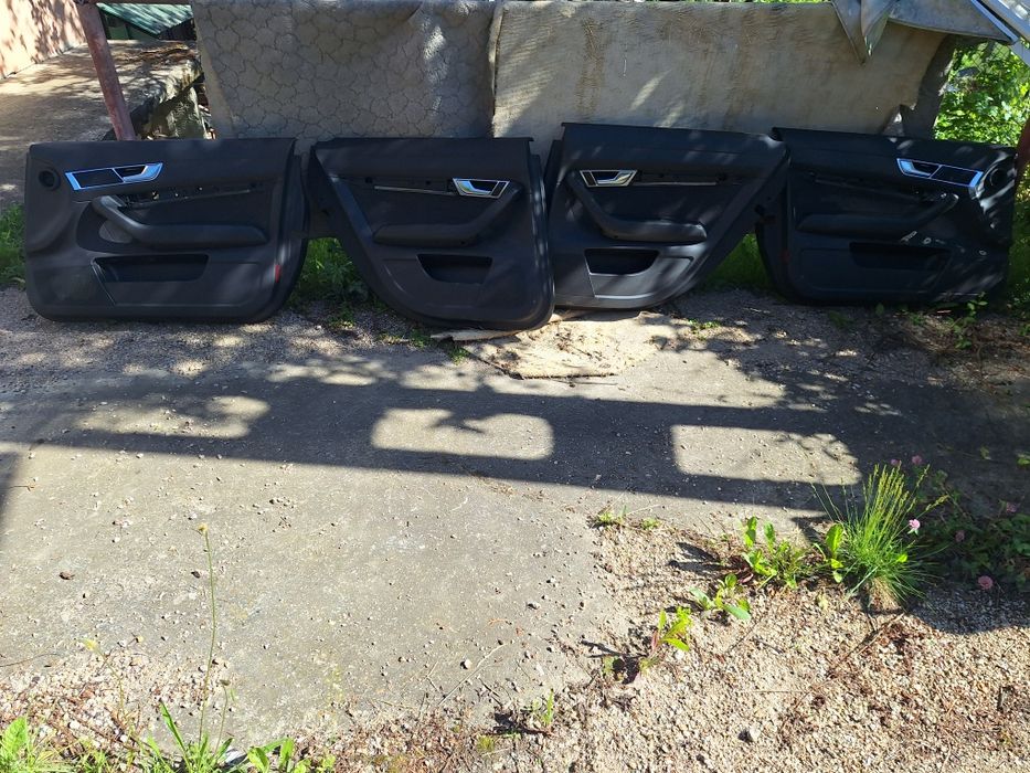 Fete usi Audi A6 C6 cu alcantara și lumini ambientale.