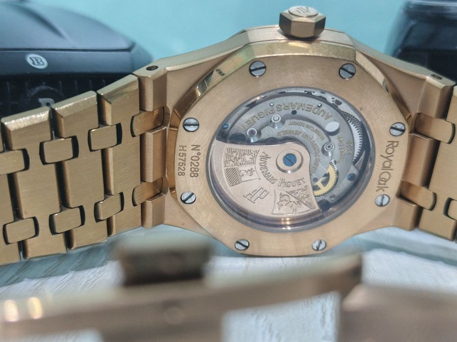 Soat yangi deyarli taqilmagan qirilgan chizilgan joylari yoʻq