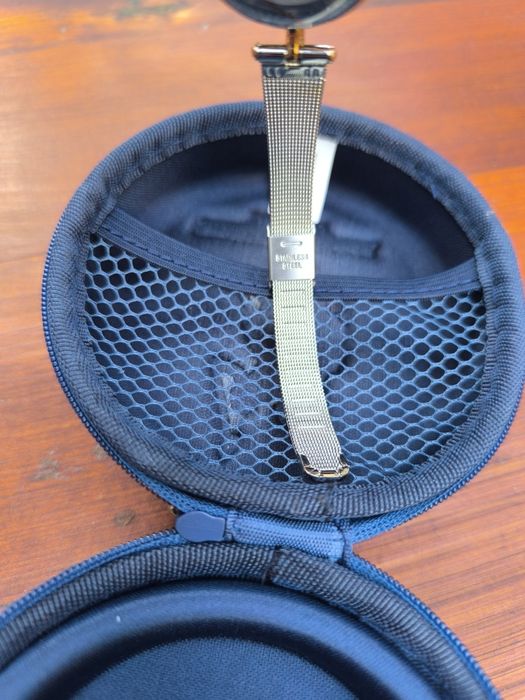 Дамски часовник с циркони