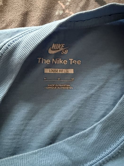 Tricou nike air  marimea este M dar este un pic  mare