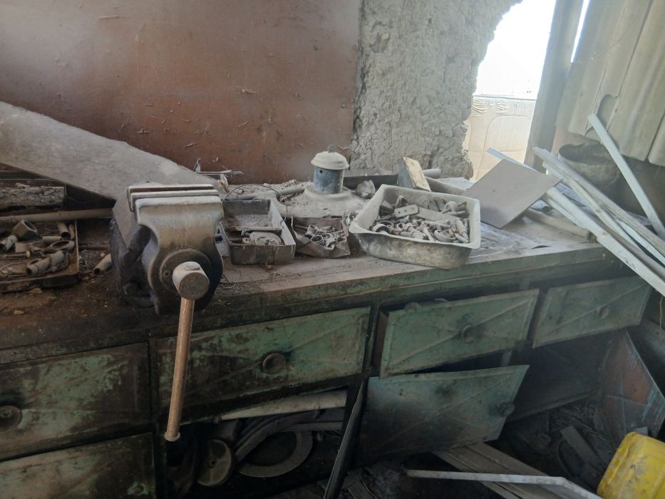 верстак, стенд, инструменты, автозапчасти. Цена договорная.