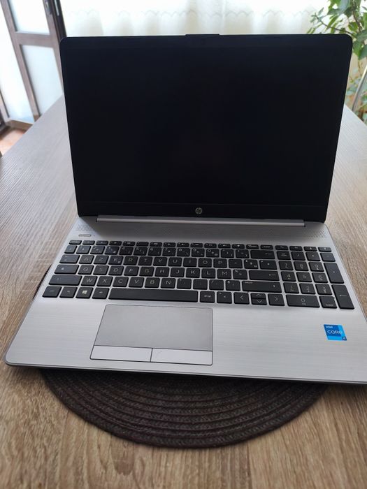 Vând laptop HP 250 G8 Notebook PC, ideal pentru muncă, școală, jocuri.