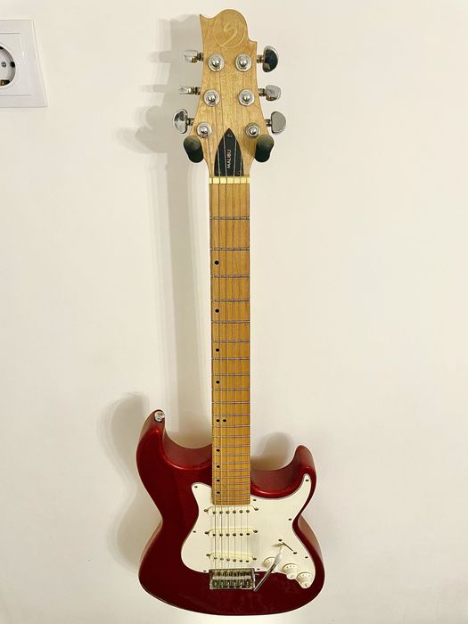 Продаётся электрогитара Greg Bennett.