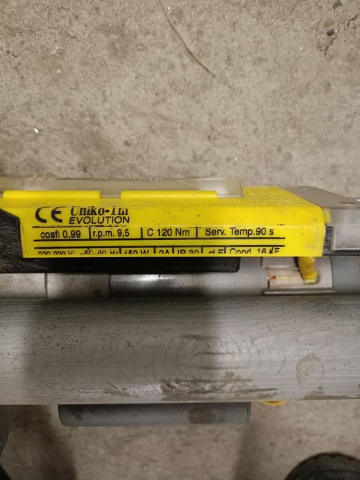 Двигател за ролетна врата