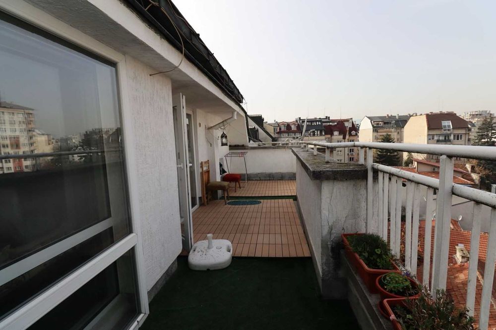 Продава тристаен апартамент в Хиподрума зад р-т Ниагара.