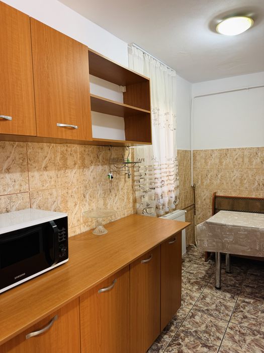 Direct proprietar inchiriez apartament  1 camera 40 mp utili plus balcon