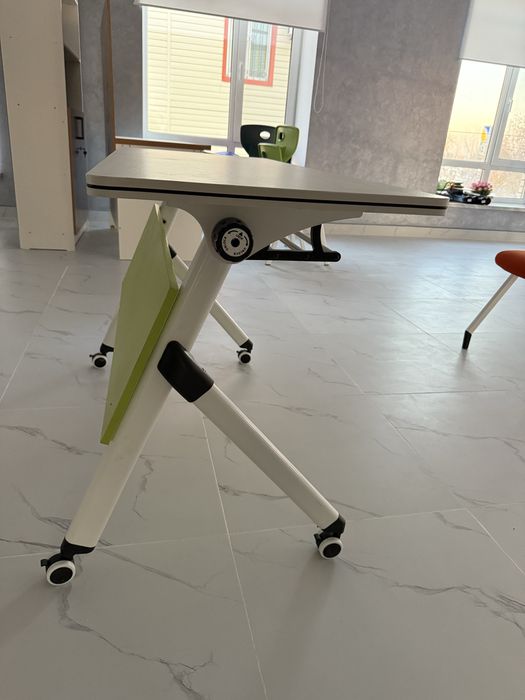 Парта двухместная, регулируемая.