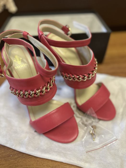 Босоножка новая