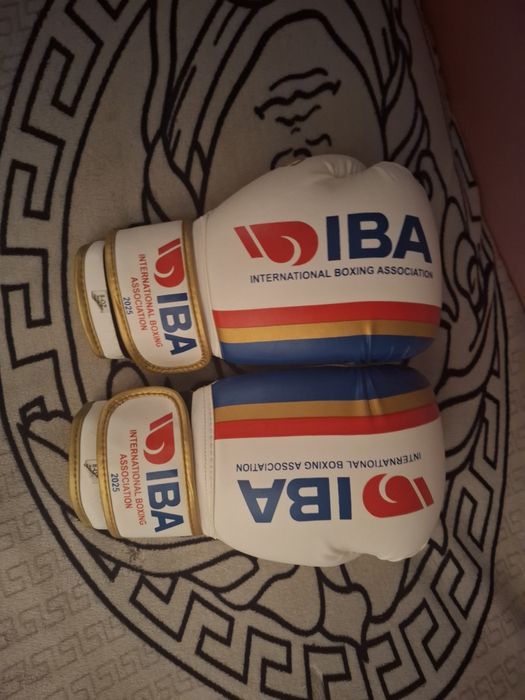 Продаю перчатки для бокса AIBA
