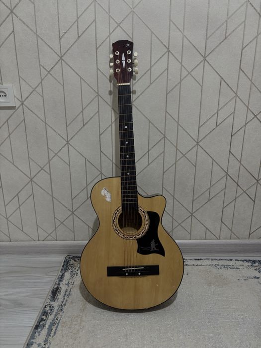 очень хорошая акуистическая гитара