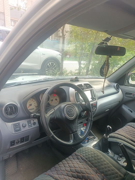Автомобиль Тойота Рав 4