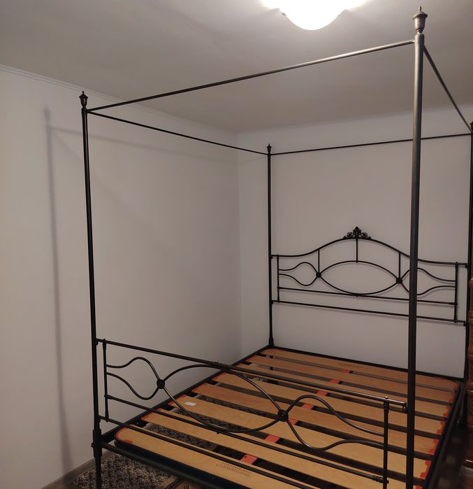 Vând pat fier forjat