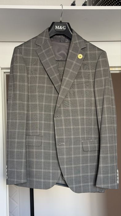 Продам б / у тройку (брюки, жилетку и костюм) в отличном состоянии.