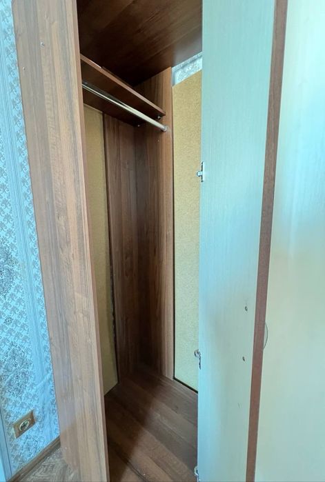 Шкафы, комод, стол со стульями