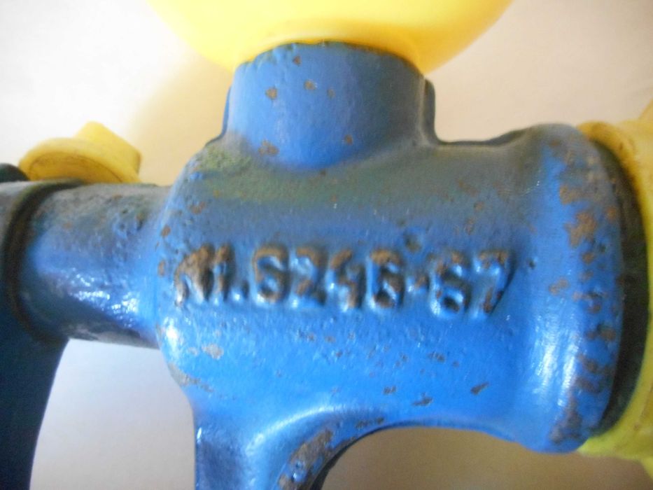 Rasnita veche de mac din fonta