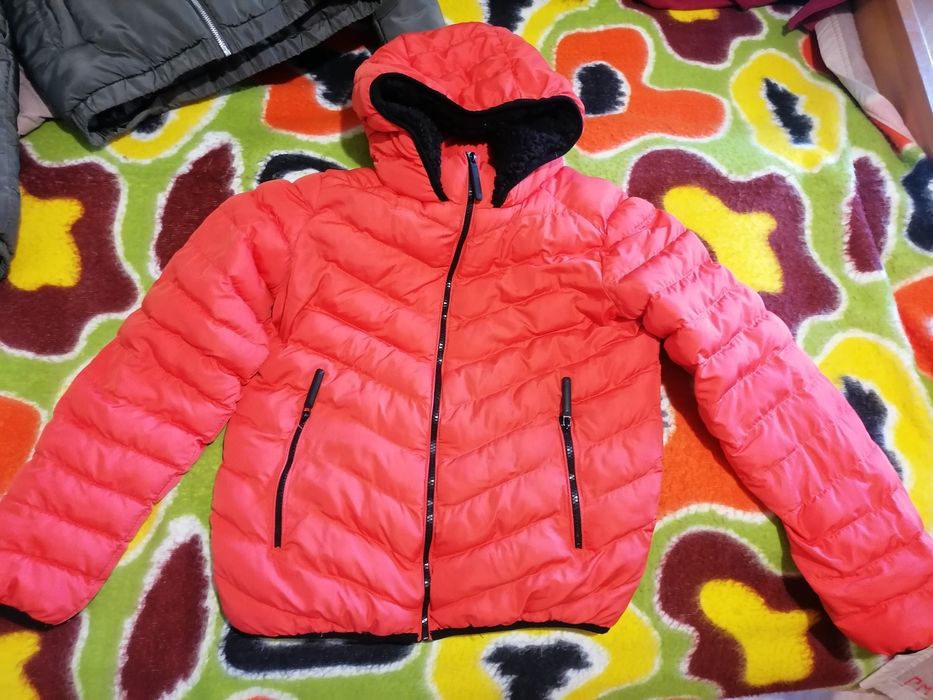 Червено зимно яке